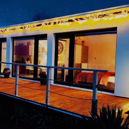 Ranch 66 - Moderni Tiny House Black Swallow Ve Stylu Route 66 Se Saunou A Bazenem Tršice 외부 사진