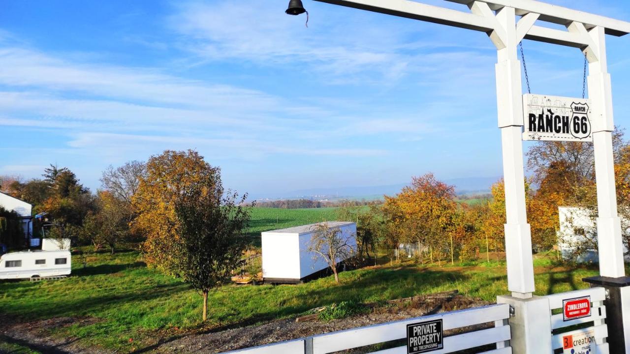 Ranch 66 - Moderni Tiny House Black Swallow Ve Stylu Route 66 Se Saunou A Bazenem Tršice 외부 사진